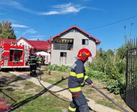 Foto Un bărbat din Movileni şi-a incendiat casa, după o ceartă cu soţia. A fost internat la psihiatrie (FOTO)