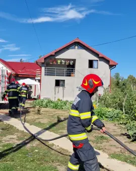 Foto Un bărbat din Movileni şi-a incendiat casa, după o ceartă cu soţia. A fost internat la psihiatrie (FOTO)