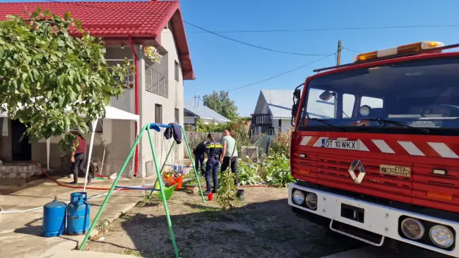 Foto Un bărbat din Movileni şi-a incendiat casa, după o ceartă cu soţia. A fost internat la psihiatrie (FOTO)