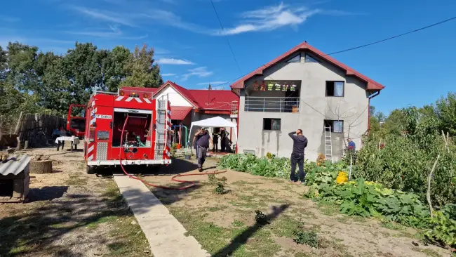 Foto Un bărbat din Movileni şi-a incendiat casa, după o ceartă cu soţia. A fost internat la psihiatrie (FOTO)