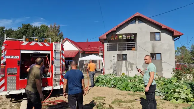 Foto Un bărbat din Movileni şi-a incendiat casa, după o ceartă cu soţia. A fost internat la psihiatrie (FOTO)