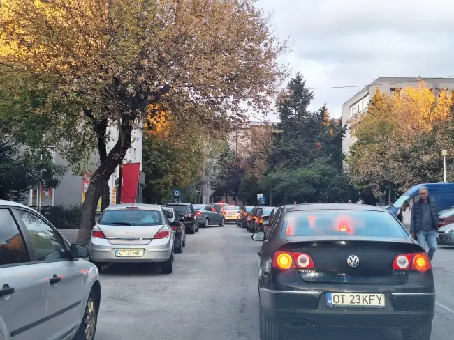 Foto Trafic haotic în Slatina: Bulevardul A.I. Cuza blocat şi luni dimineaţă după “Zilele Recoltei“