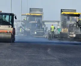 Foto Drumul Expres Craiova-Pitești, Tronsonul 1, aproape de finalizare. Se aşterne stratul de uzură (VIDEO)