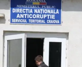 Foto Avocat din Olt, prins când dădea mită unui ofiţer de poliţie din Dolj