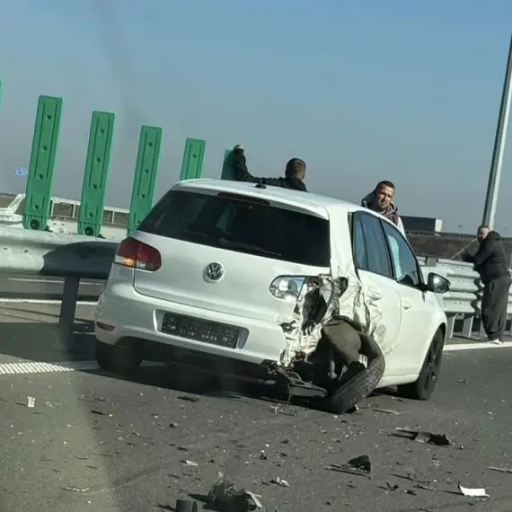 Foto Trafic îngreunat pe DEx12, în zona localităţii Piatra-Olt, după impactul între trei autoturisme