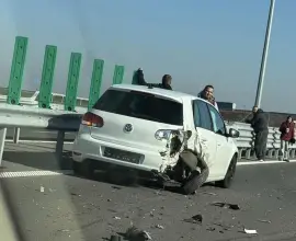 Foto Trafic îngreunat pe DEx12, în zona localităţii Piatra-Olt, după impactul între trei autoturisme