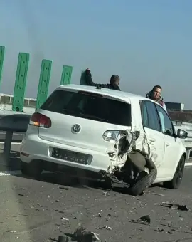 Foto Trafic îngreunat pe DEx12, în zona localităţii Piatra-Olt, după impactul între trei autoturisme