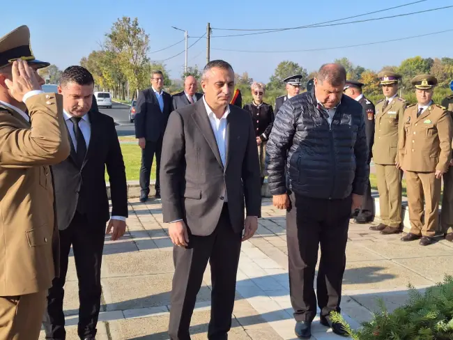 Foto Ziua Armatei Române, sărbătorită la Slatina printr-o ceremonie la Monumentul Ecaterinei Teodoroiu (FOTO)