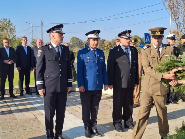 Foto Ziua Armatei Române, sărbătorită la Slatina printr-o ceremonie la Monumentul Ecaterinei Teodoroiu (FOTO)