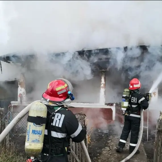 Foto Incendiu devastator la Studina: Anexă gospodărească mistuită de flăcări 