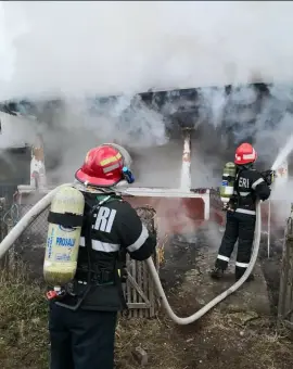 Foto Incendiu devastator la Studina: Anexă gospodărească mistuită de flăcări 