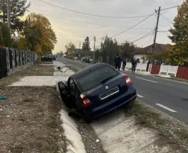 Foto Accident la Mărunţei. Un slătinean a intrat cu maşina într-un cap de pod