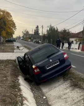 Foto Accident la Mărunţei. Un slătinean a intrat cu maşina într-un cap de pod