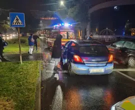 Foto    Accident în Slatina, seara trecută. O femeie a fost lovită de o maşină pe trecerea de pietoni