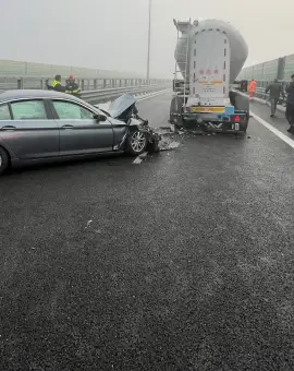 Foto Coliziune între un autoturism şi un ansamblu rutier, pe Drumul Expres în zona Slătioara. Traficul este întrerupt