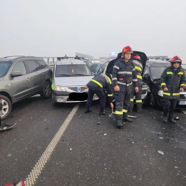 Foto Carambol cu nouă maşini implicate, la Slătioara