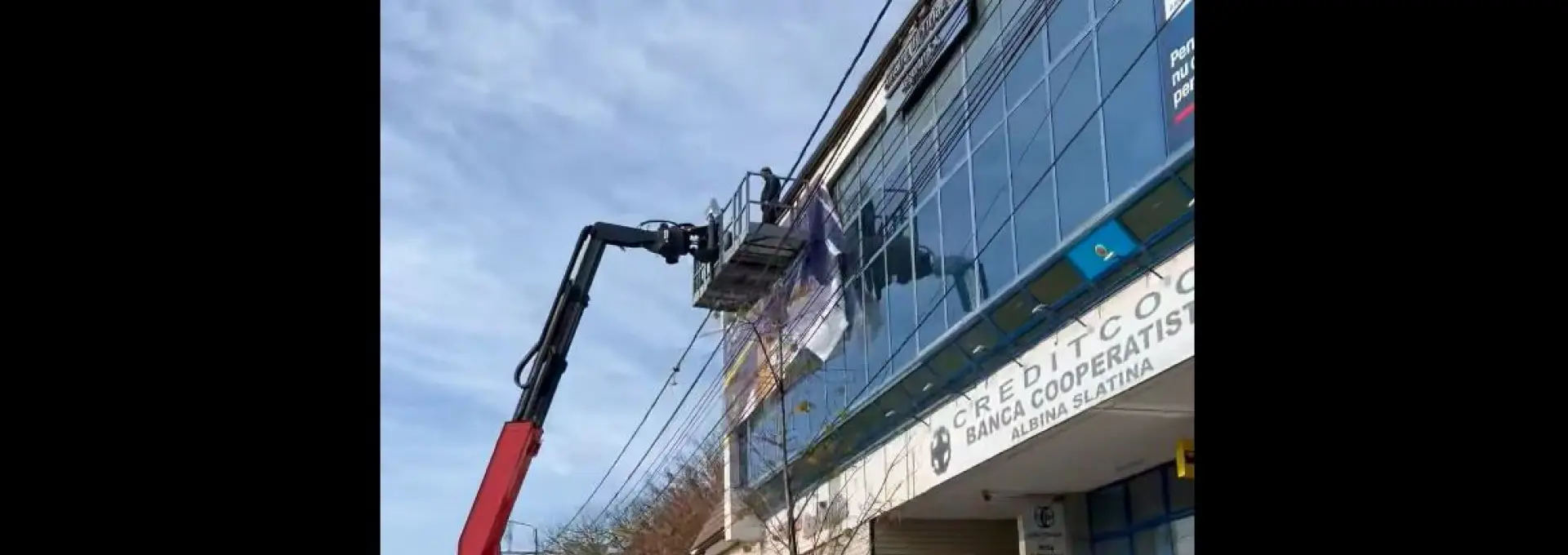 Foto Decizie BEJ: Bannerul electoral ilegal al PNL Slatina, înlăturat 