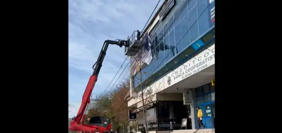 Foto Decizie BEJ: Bannerul electoral ilegal al PNL Slatina, înlăturat 