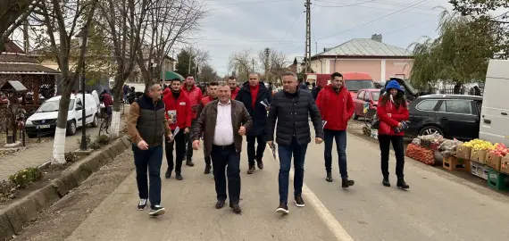 Foto Primarul PNL din Traian îl susţine pe Marcel Ciolacu. Campanie alături de PSD Olt, în târgul din comună (FOTO)