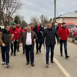 Foto Primarul PNL din Traian îl susţine pe Marcel Ciolacu. Campanie alături de PSD Olt, în târgul din comună (FOTO)