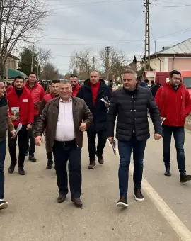 Foto Primarul PNL din Traian îl susţine pe Marcel Ciolacu. Campanie alături de PSD Olt, în târgul din comună (FOTO)