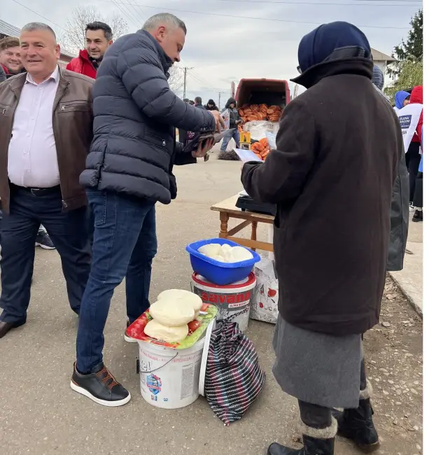 Foto Primarul PNL din Traian îl susţine pe Marcel Ciolacu. Campanie alături de PSD Olt, în târgul din comună (FOTO)