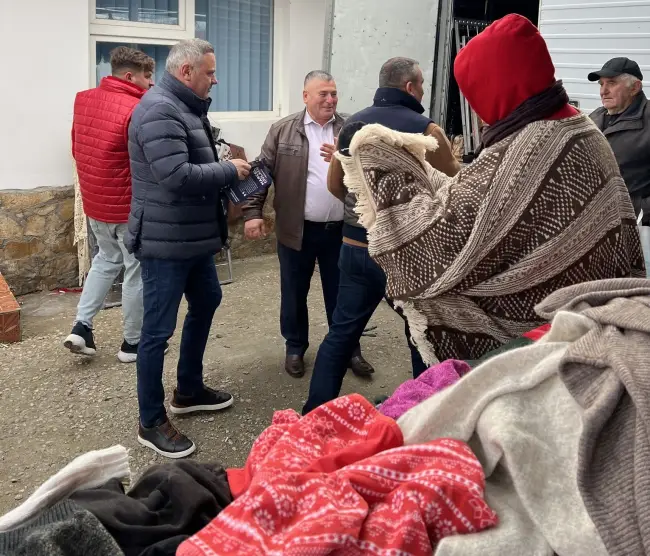 Foto Primarul PNL din Traian îl susţine pe Marcel Ciolacu. Campanie alături de PSD Olt, în târgul din comună (FOTO)