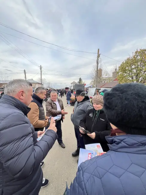 Foto Primarul PNL din Traian îl susţine pe Marcel Ciolacu. Campanie alături de PSD Olt, în târgul din comună (FOTO)