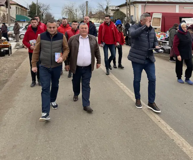 Foto Primarul PNL din Traian îl susţine pe Marcel Ciolacu. Campanie alături de PSD Olt, în târgul din comună (FOTO)