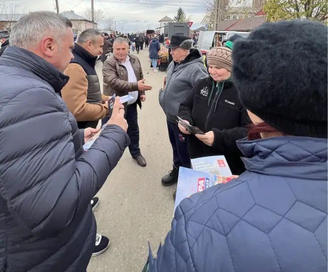 Foto Primarul PNL din Traian îl susţine pe Marcel Ciolacu. Campanie alături de PSD Olt, în târgul din comună (FOTO)