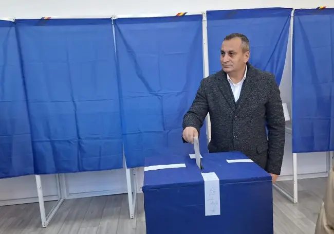 Foto Marius Oprescu și liderii PSD Olt, vot pentru un viitor mai predictibil: Am votat pentru un preşedinte normal, echilibrat, care să stea mereu printre oameni