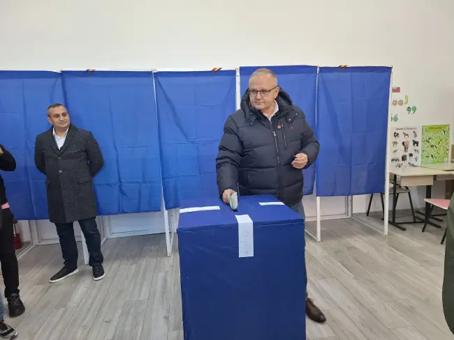 Foto Marius Oprescu și liderii PSD Olt, vot pentru un viitor mai predictibil: Am votat pentru un preşedinte normal, echilibrat, care să stea mereu printre oameni