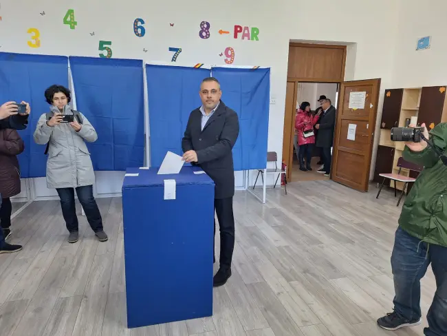 Foto Marius Oprescu și liderii PSD Olt, vot pentru un viitor mai predictibil: Am votat pentru un preşedinte normal, echilibrat, care să stea mereu printre oameni