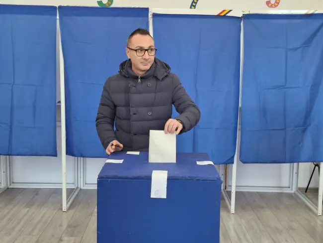 Foto Marius Oprescu și liderii PSD Olt, vot pentru un viitor mai predictibil: Am votat pentru un preşedinte normal, echilibrat, care să stea mereu printre oameni