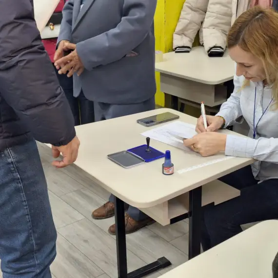 Foto Noi rezultate exit-poll: Se conturează lupta pentru turul al doilea al prezidențialelor