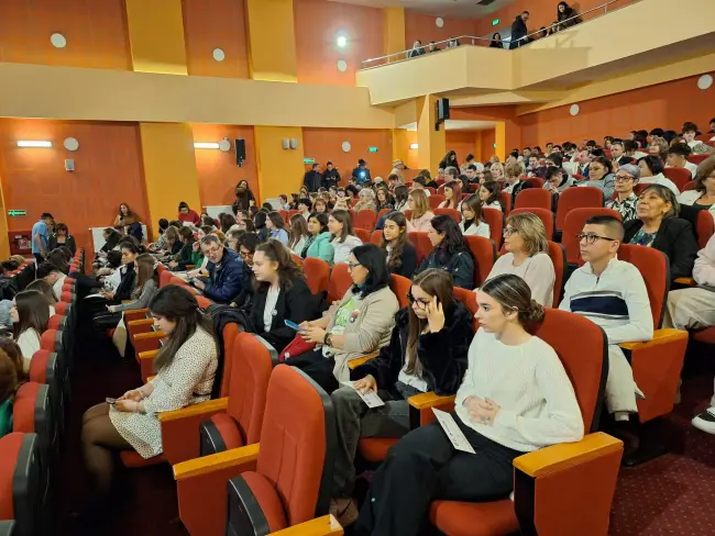 Foto Consiliul Judeţean recunoaşte performanţa. Aproape 1.000 de olimpici şi profesori, premiaţi la Gala Excelenţei în Educaţie (FOTO)