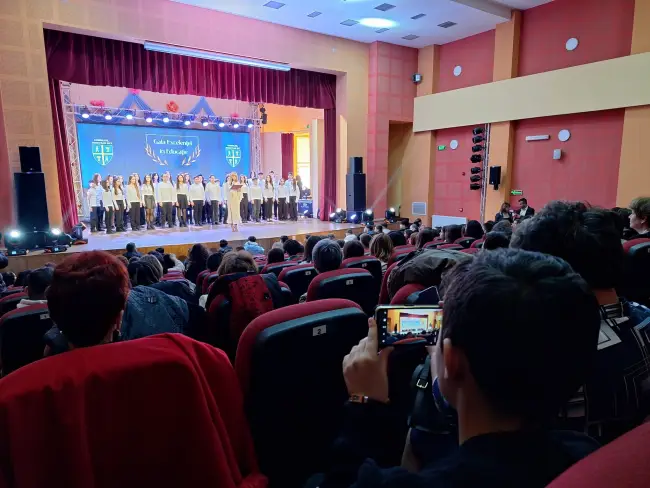 Foto Consiliul Judeţean recunoaşte performanţa. Aproape 1.000 de olimpici şi profesori, premiaţi la Gala Excelenţei în Educaţie (FOTO)