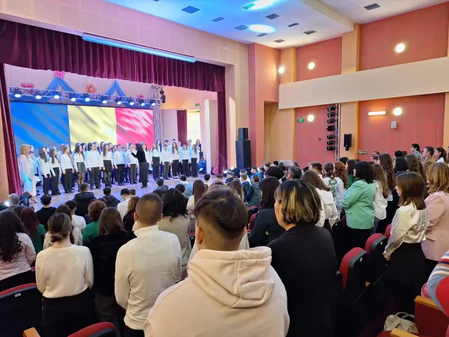 Foto Consiliul Judeţean recunoaşte performanţa. Aproape 1.000 de olimpici şi profesori, premiaţi la Gala Excelenţei în Educaţie (FOTO)