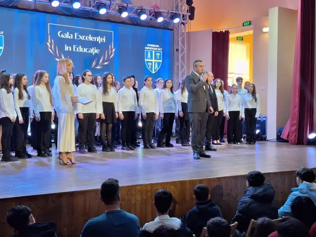 Foto Consiliul Judeţean recunoaşte performanţa. Aproape 1.000 de olimpici şi profesori, premiaţi la Gala Excelenţei în Educaţie (FOTO)