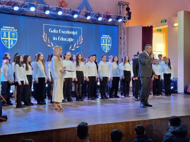 Foto Consiliul Judeţean recunoaşte performanţa. Aproape 1.000 de olimpici şi profesori, premiaţi la Gala Excelenţei în Educaţie (FOTO)