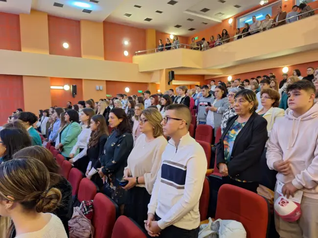 Foto Consiliul Judeţean recunoaşte performanţa. Aproape 1.000 de olimpici şi profesori, premiaţi la Gala Excelenţei în Educaţie (FOTO)