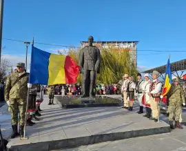 Foto Ziua Națională, marcată la Slatina pe platoul din fața statuii lui Alexandru Ioan Cuza (FOTO)