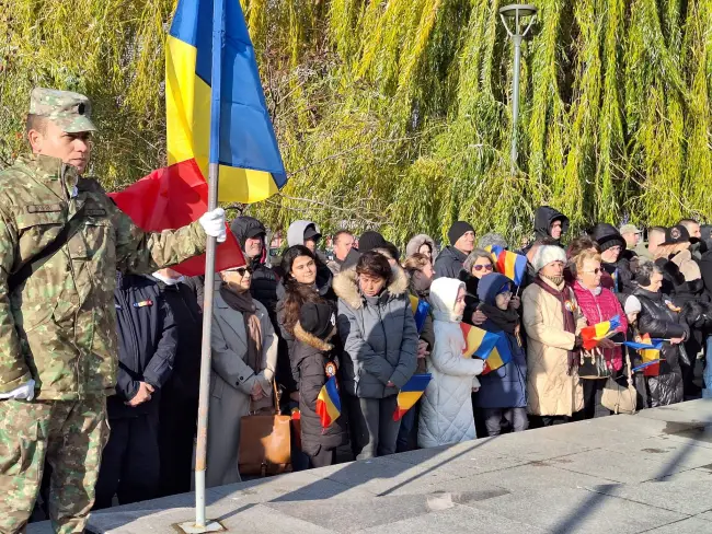 Foto Ziua Națională, marcată la Slatina pe platoul din fața statuii lui Alexandru Ioan Cuza (FOTO)