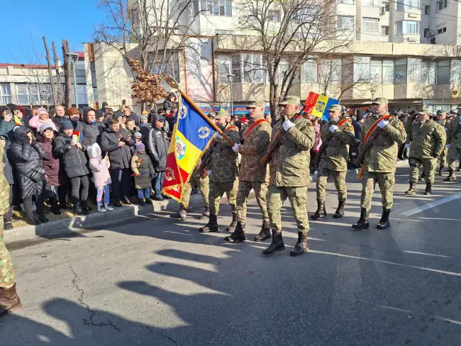 Foto Ziua Națională, marcată la Slatina pe platoul din fața statuii lui Alexandru Ioan Cuza (FOTO)