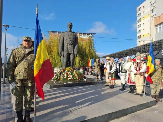 Foto Ziua Națională, marcată la Slatina pe platoul din fața statuii lui Alexandru Ioan Cuza (FOTO)