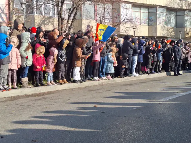 Foto Ziua Națională, marcată la Slatina pe platoul din fața statuii lui Alexandru Ioan Cuza (FOTO)