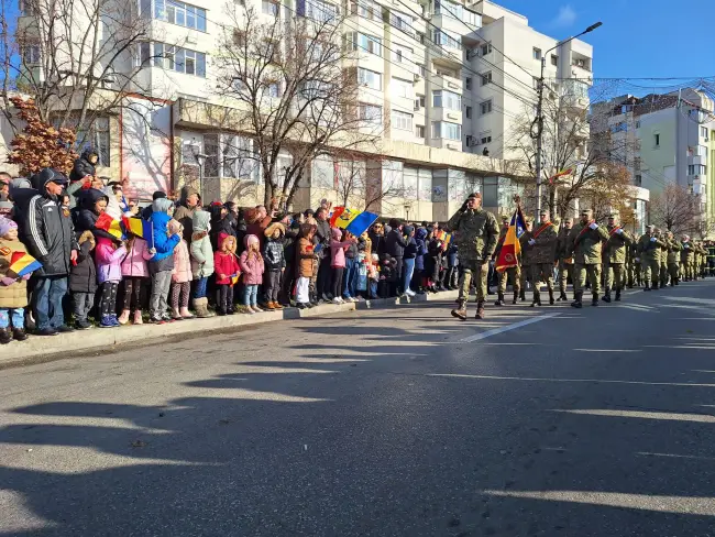 Foto Ziua Națională, marcată la Slatina pe platoul din fața statuii lui Alexandru Ioan Cuza (FOTO)