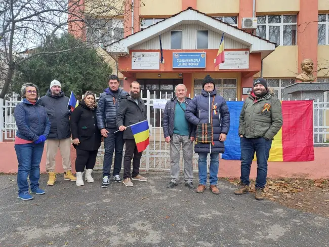 Foto Au răspuns apelului lui Călin Georgescu şi s-au strâns, duminică dimineață, în zona unde ar fi trebuit să fie secţii de votare, în judeţul Olt