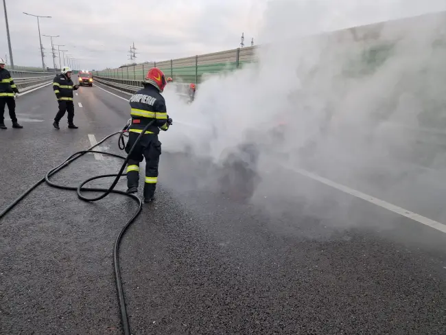 Foto Traficul rutier se desfăşoară cu dificultate, pe Drumul Expres, după ce o maşină a luat foc în mers (VIDEO)