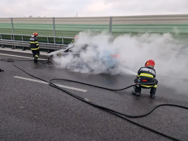 Foto Traficul rutier se desfăşoară cu dificultate, pe Drumul Expres, după ce o maşină a luat foc în mers (VIDEO)